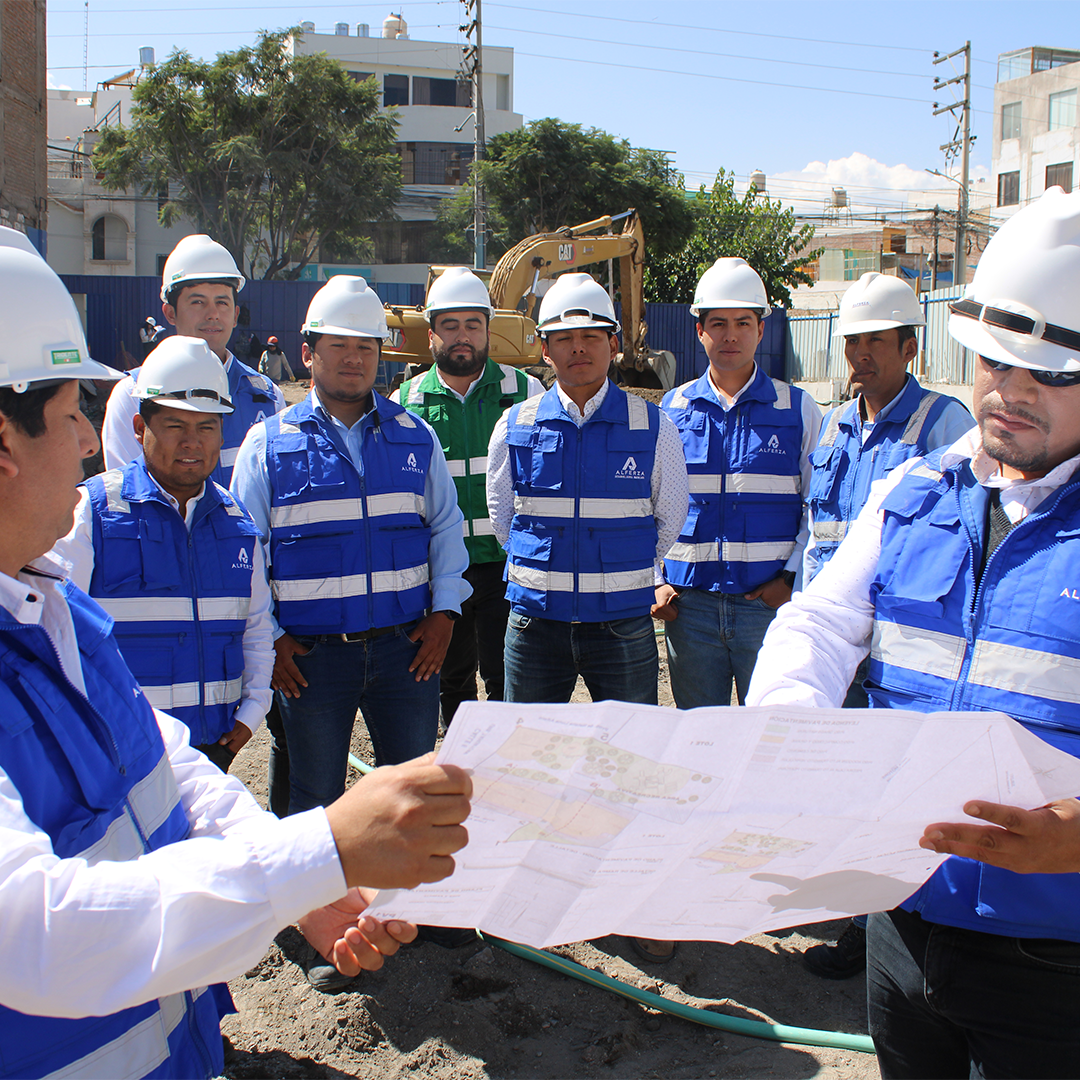 Empleado enfocado trabajando